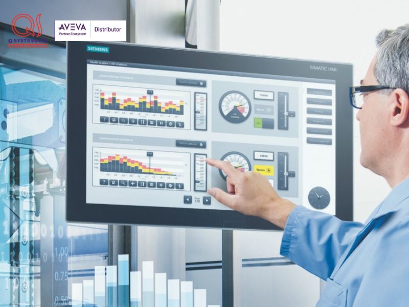 kỹ sư đang sử dụng công nghệ để theo dõi hiệu suất làm việc của các thiết bị sản xuất